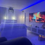 Loveroom De Luxe Avec Jacuzzi Sauna Vapeur Ecran 300 Cm Apartament