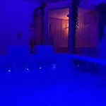 Loveroom De Luxe Avec Jacuzzi Sauna Vapeur Ecran 300 Cm Apartament