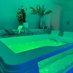 Loveroom De Luxe Avec Jacuzzi Sauna Vapeur Ecran 300 Cm Apartament Metz