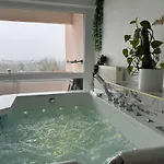 Loveroom De Luxe Avec Jacuzzi Sauna Vapeur Ecran 300 Cm Apartament *