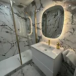 Loveroom De Luxe Avec Jacuzzi Sauna Vapeur Ecran 300 Cm Metz