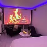 Loveroom De Luxe Avec Jacuzzi Sauna Vapeur Ecran 300 Cm Apartament