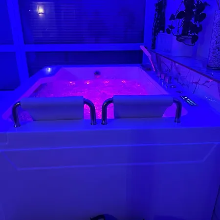 Apartment Loveroom De Luxe Avec Jacuzzi Sauna Vapeur Ecran 300 Cm Metz