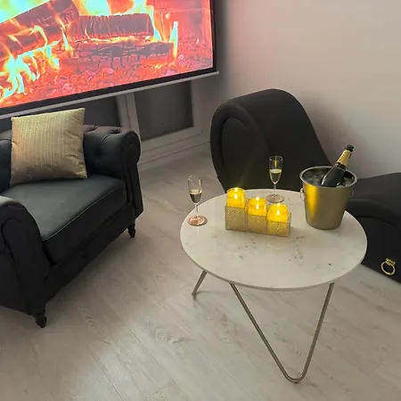 Loveroom De Luxe Avec Jacuzzi Sauna Vapeur Ecran 300 Cm Apartman *