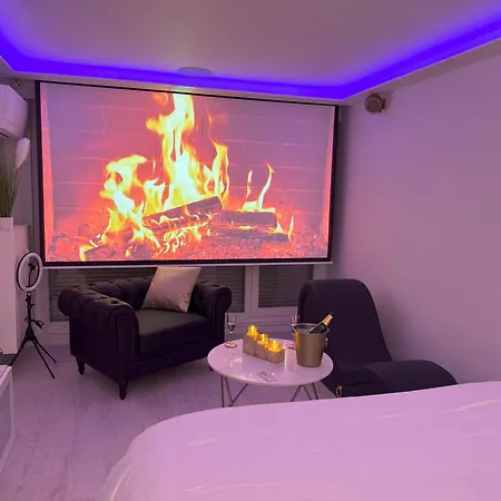 Apartment Loveroom De Luxe Avec Jacuzzi Sauna Vapeur Ecran 300 Cm *
