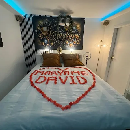 Loveroom De Luxe Avec Jacuzzi Sauna Vapeur Ecran 300 Cm