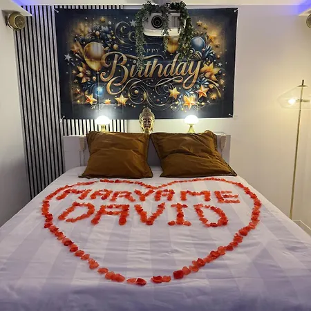 Apartment Loveroom De Luxe Avec Jacuzzi Sauna Vapeur Ecran 300 Cm *