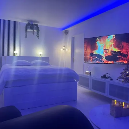Loveroom De Luxe Avec Jacuzzi Sauna Vapeur Ecran 300 Cm Apartment