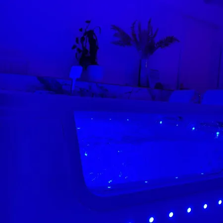 Apartment Loveroom De Luxe Avec Jacuzzi Sauna Vapeur Ecran 300 Cm