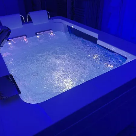 Loveroom De Luxe Avec Jacuzzi Sauna Vapeur Ecran 300 Cm Metz