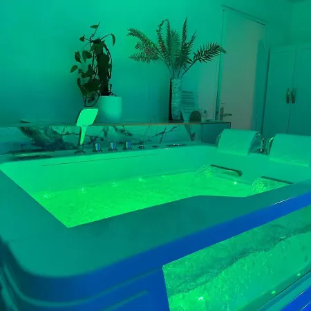 Loveroom De Luxe Avec Jacuzzi Sauna Vapeur Ecran 300 Cm Apartman Metz