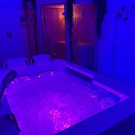 Apartment Loveroom De Luxe Avec Jacuzzi Sauna Vapeur Ecran 300 Cm *