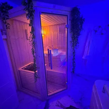 Loveroom De Luxe Avec Jacuzzi Sauna Vapeur Ecran 300 Cm Apartment Metz