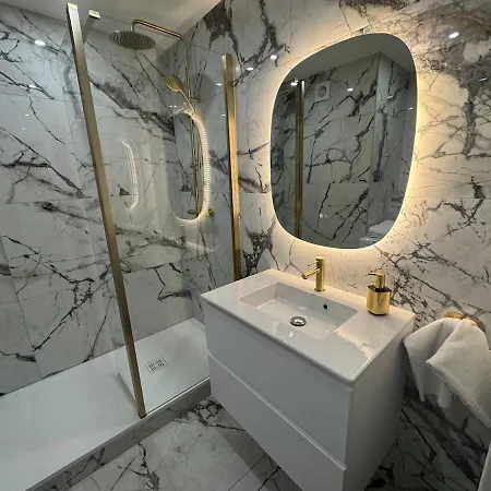 Loveroom De Luxe Avec Jacuzzi Sauna Vapeur Ecran 300 Cm Metz