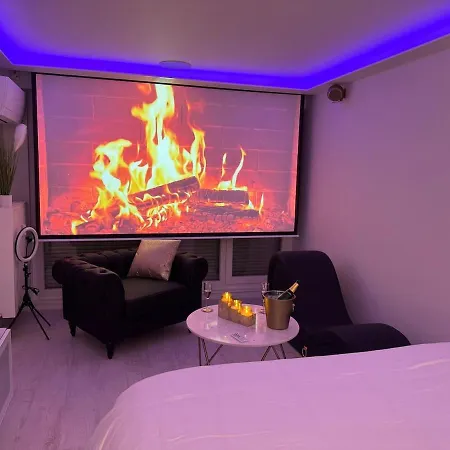 Loveroom De Luxe Avec Jacuzzi Sauna Vapeur Ecran 300 Cm Apartment