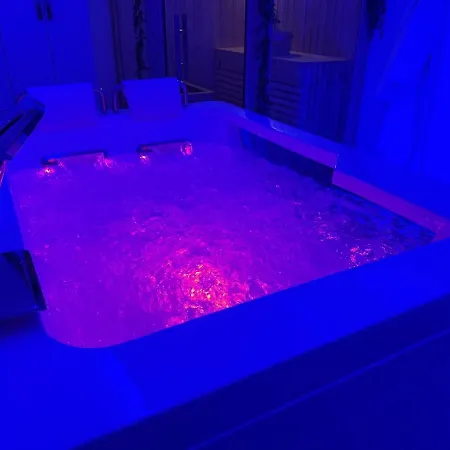 Loveroom De Luxe Avec Jacuzzi Sauna Vapeur Ecran 300 Cm Apartment *