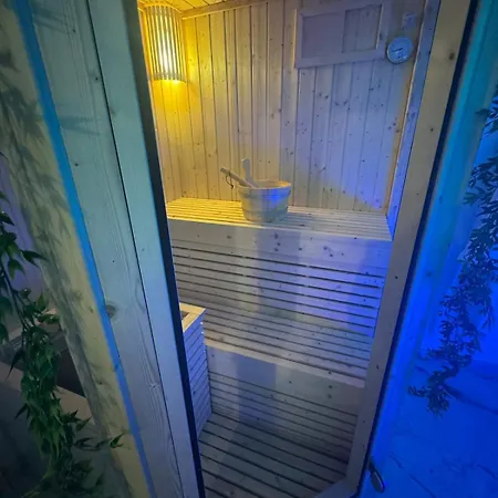 Loveroom De Luxe Avec Jacuzzi Sauna Vapeur Ecran 300 Cm Metz