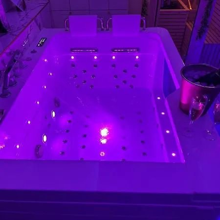 Loveroom De Luxe Avec Jacuzzi Sauna Vapeur Ecran 300 Cm * Metz