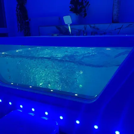 Loveroom De Luxe Avec Jacuzzi Sauna Vapeur Ecran 300 Cm Apartman