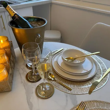 Loveroom De Luxe Avec Jacuzzi Sauna Vapeur Ecran 300 Cm Apartman Metz