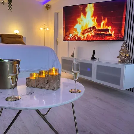 Apartment Loveroom De Luxe Avec Jacuzzi Sauna Vapeur Ecran 300 Cm Metz