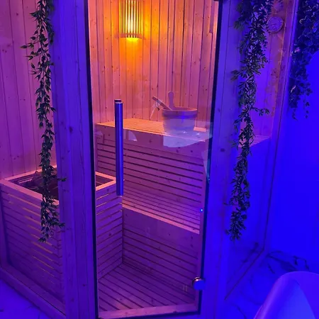 Loveroom De Luxe Avec Jacuzzi Sauna Vapeur Ecran 300 Cm Apartment Metz