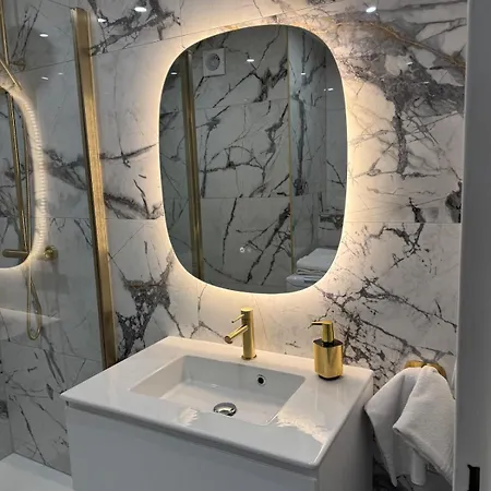 Apartment Loveroom De Luxe Avec Jacuzzi Sauna Vapeur Ecran 300 Cm *