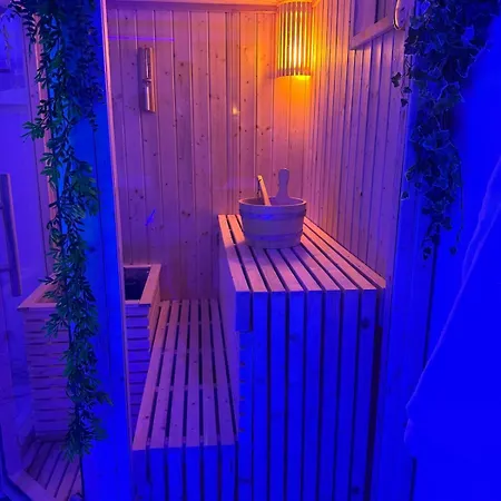 Apartment Loveroom De Luxe Avec Jacuzzi Sauna Vapeur Ecran 300 Cm Metz