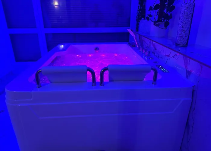 公寓 Loveroom De Luxe Avec Jacuzzi Sauna Vapeur Ecran 300 Cm 梅斯