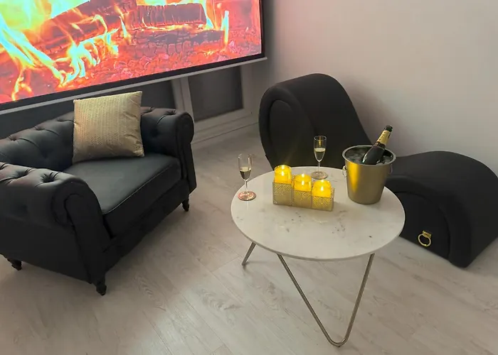 Loveroom De Luxe Avec Jacuzzi Sauna Vapeur Ecran 300 Cm 公寓 *