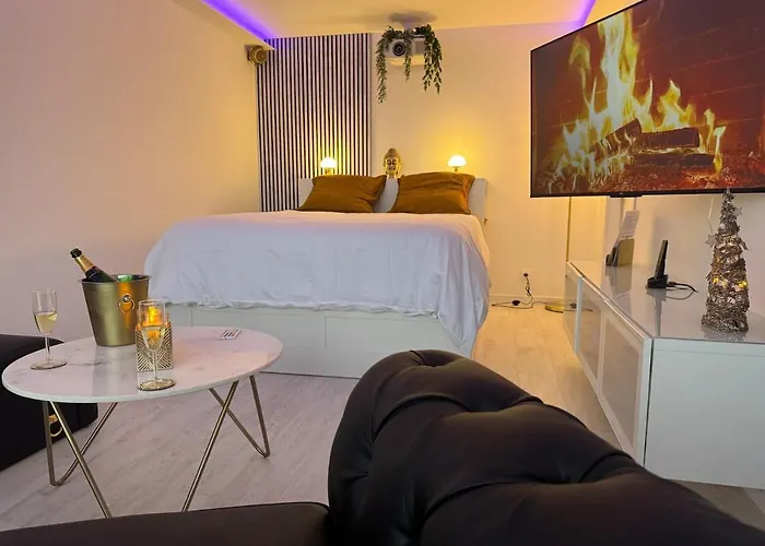 Loveroom De Luxe Avec Jacuzzi Sauna Vapeur Ecran 300 Cm * 梅斯