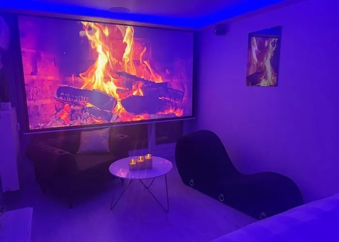 Loveroom De Luxe Avec Jacuzzi Sauna Vapeur Ecran 300 Cm 公寓 *