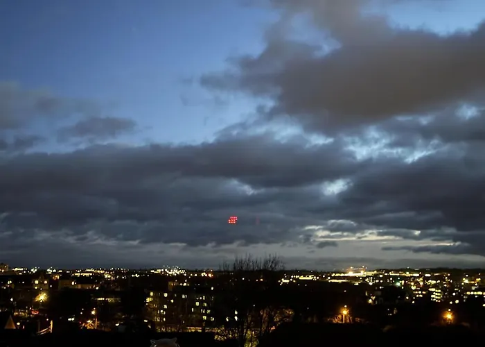 Loveroom De Luxe Avec Jacuzzi Sauna Vapeur Ecran 300 Cm 梅斯