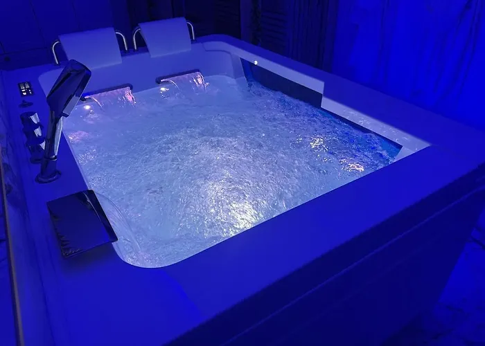 Loveroom De Luxe Avec Jacuzzi Sauna Vapeur Ecran 300 Cm 梅斯