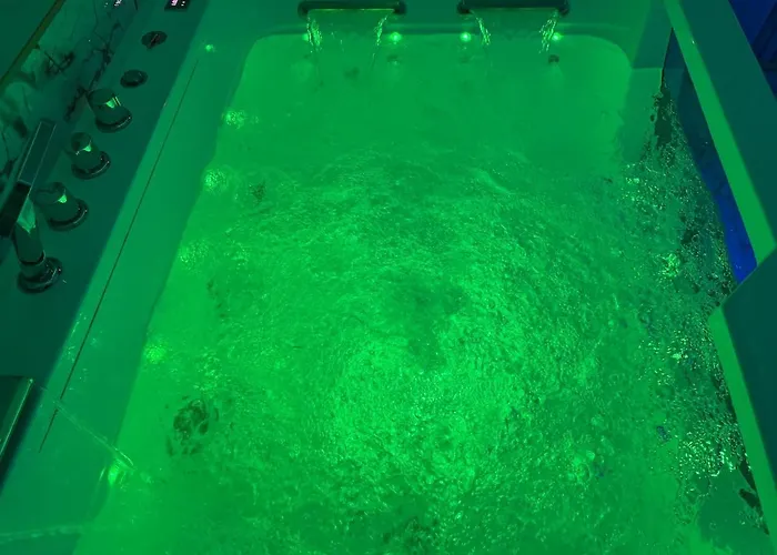 公寓 Loveroom De Luxe Avec Jacuzzi Sauna Vapeur Ecran 300 Cm