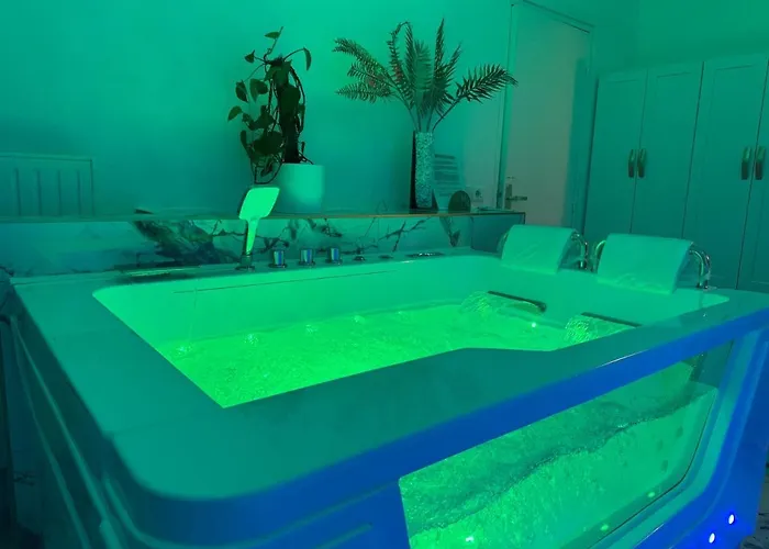 Loveroom De Luxe Avec Jacuzzi Sauna Vapeur Ecran 300 Cm 公寓 梅斯