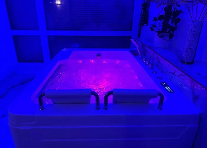 公寓 Loveroom De Luxe Avec Jacuzzi Sauna Vapeur Ecran 300 Cm 梅斯