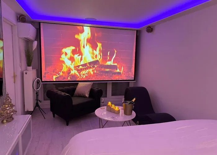 Loveroom De Luxe Avec Jacuzzi Sauna Vapeur Ecran 300 Cm 公寓