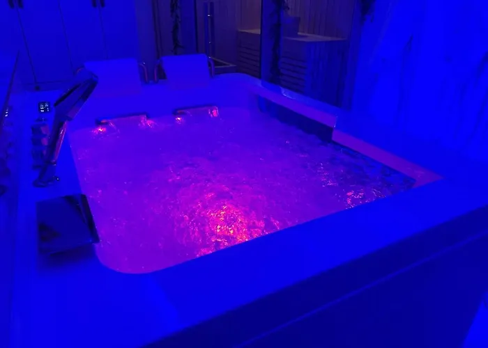 Loveroom De Luxe Avec Jacuzzi Sauna Vapeur Ecran 300 Cm 公寓 *
