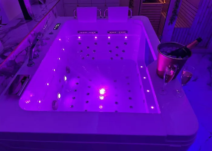 Loveroom De Luxe Avec Jacuzzi Sauna Vapeur Ecran 300 Cm * 梅斯