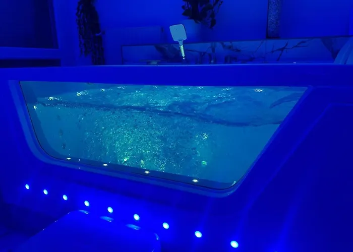 Loveroom De Luxe Avec Jacuzzi Sauna Vapeur Ecran 300 Cm 公寓